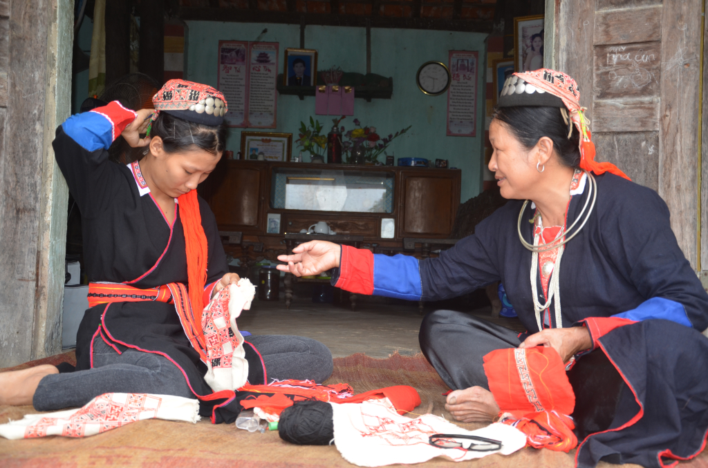 Nghệ nhân người Dao xã Bằng Cả, TP Hạ Long dạy con kỹ thuật thêu thùa.