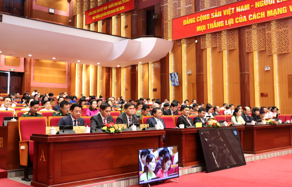 Các đại biểu HĐND tỉnh nghe các báo cáo, tờ trình.