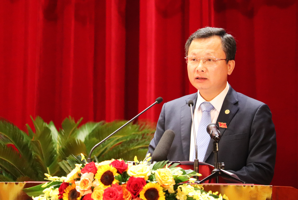 Đồng chí Cao Tường Huy, Quyền Chủ tịch UBND tỉnh báo cáo tình hình KT-XH 6 tháng đầu năm 2023.