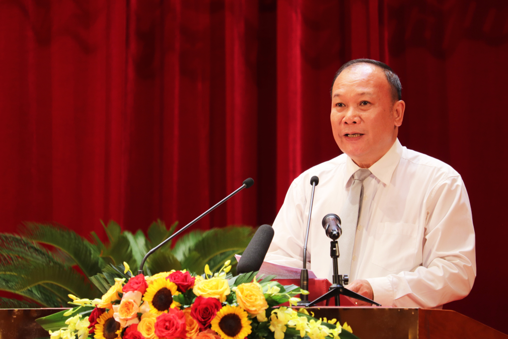 Ông Nguyễn Hoài Sơn, Giám đốc Sở LĐ, TB&XH tỉnh, trình bày tờ trình về quy định chính sách thực hiện cai nghiện ma túy, quản lý sau cai nghiện ma túy và hỗ trợ lực lượng chuyên trách phòng, chống tội phạm ma túy trên địa bàn tỉnh Quảng Ninh.
