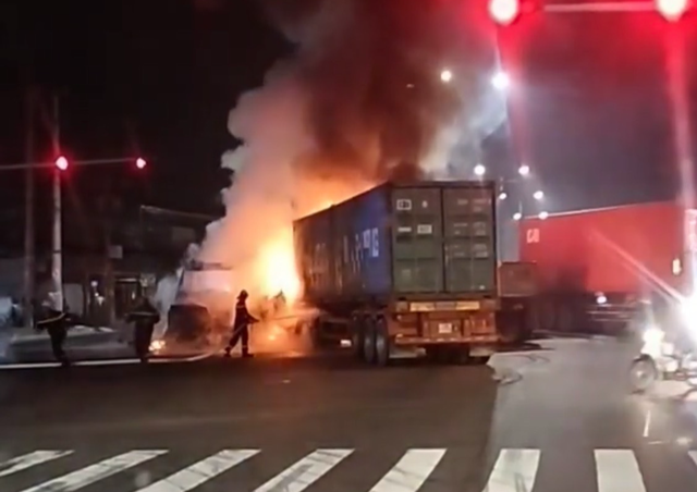 Bình Dương: 2 xe container bốc cháy giữa giao lộ sau va chạm - Ảnh 1.