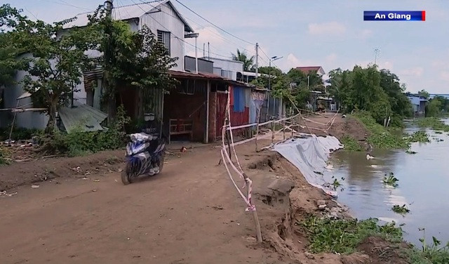 Sạt lở tàn phá hạ tầng giao thông tại An Giang - Ảnh 1.