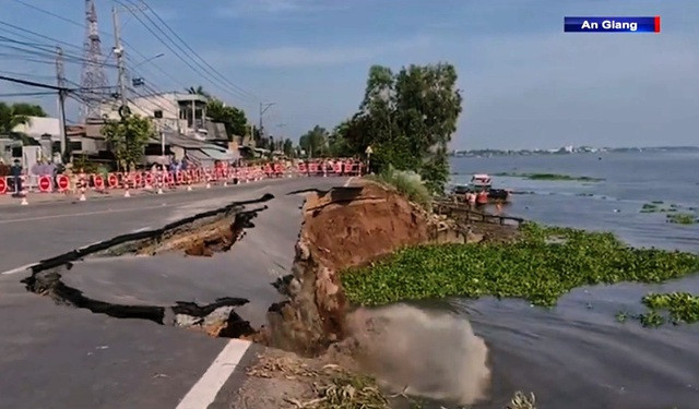 Sạt lở tàn phá hạ tầng giao thông tại An Giang - Ảnh 2.