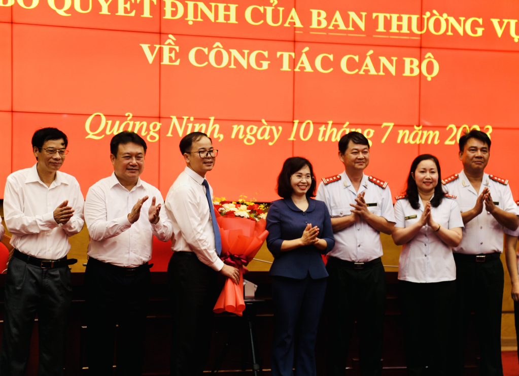 Các đồng chí lãnh đạo tỉnh chúc mừng đồng chí Lê Ngọc Than Thanh được Ban thường vụ tỉnh ủy điều động giữ chức vụ Phó chủ nhiệm ủy ban Kiểm tra Tỉnh ủy nhiệm kỳ 2020- 2025. 