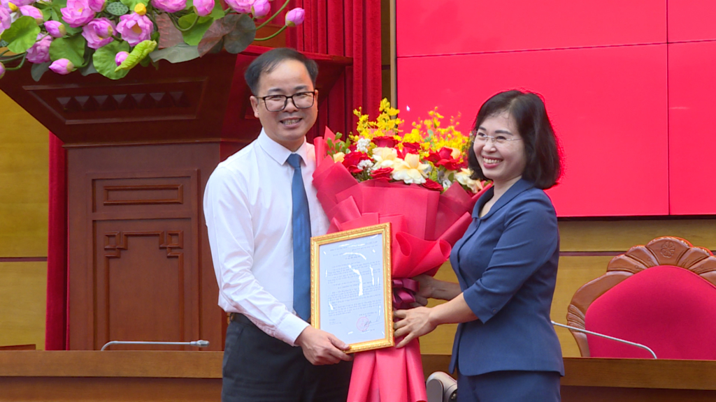 Đồng chí Trịnh Thị Minh Thanh, Phó Bí thư Thường trực Tỉnh ủy trao quyết định của Ban thường vụ Tỉnh ủy điều động đồng chí Lê Ngọc Thanh giữ chức vụ Phó chủ nhiệm ủy ban Kiểm tra Tỉnh ủy nhiệm kỳ 2020- 2025.