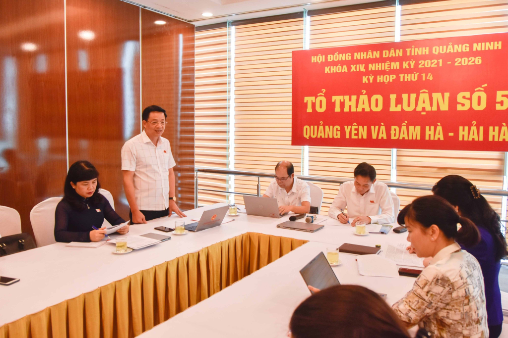 Đại biểu Nguyễn Văn Hồi, Trưởng Ban Dân vận Tỉnh ủy, Chủ tịch Ủy ban MTTQ tỉnh, Tổ đại biểu TX Quảng Yên, tham gia thảo luận tại Tổ số 5.
