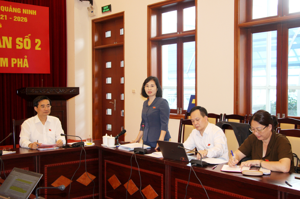 Đại biểu Trịnh Thị Minh Thanh, Phó Bí thư Thường trực Tỉnh ủy, Tổ đại biểu TP Uông Bí, tham gia thảo luận tại Tổ số 2.