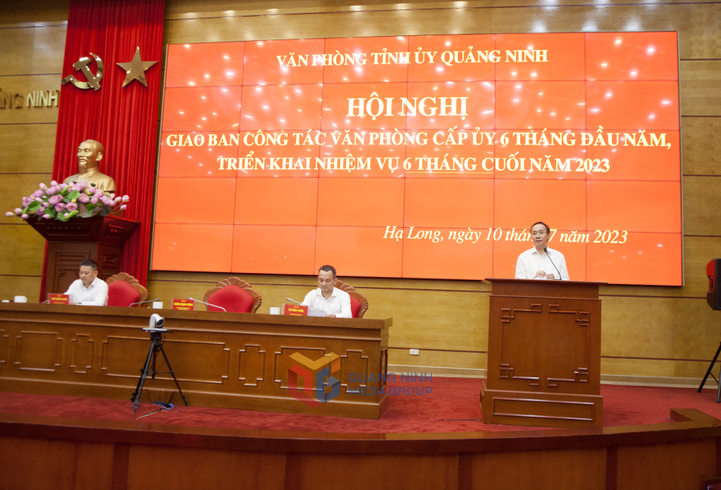 Đồng chí Dương Mạnh Cường, Chánh Văn phòng Tỉnh ủy phát biểu tại hội nghị