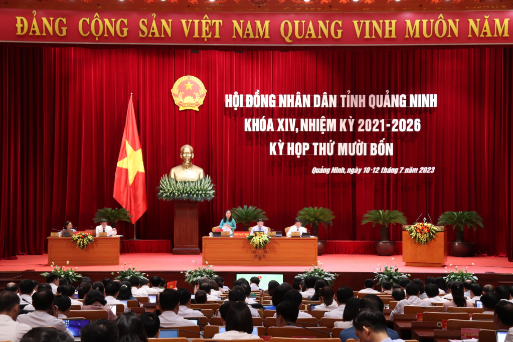 Phiên thảo luận tại hội trường của kỳ họp thứ 4 HĐND tỉnh khóa XIV.
