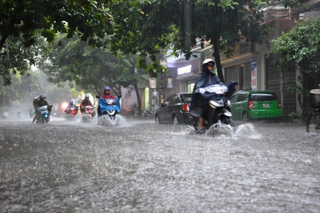 Đợt nắng nóng dài nhất sắp kết thúc, Bắc Bộ và Trung Bộ chuyển mưa dông dài ngày - Ảnh 2.