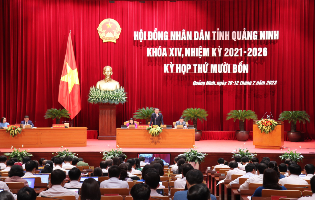 Đồng chí Nguyễn Xuân Ký, Ủy viên Trung ương Đảng, Bí thư Tỉnh uỷ, Chủ tịch HĐND tỉnh, điều hành phiên chất vấn và trả lời chất vấn.
