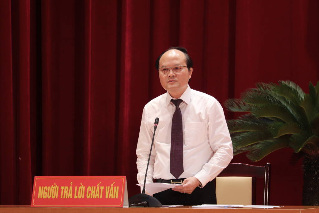 Ông Hoàng Quang Hải, Giám đốc Sở GT-VT tỉnh, trả lời chất vấn tại Kỳ họp.