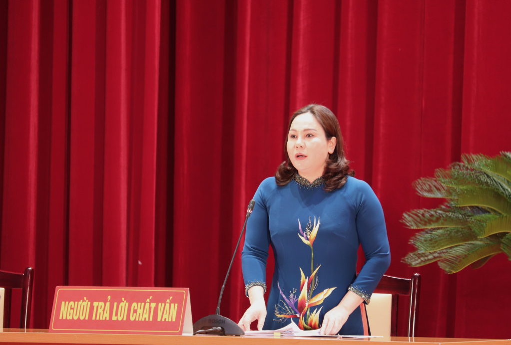 Bà Nguyễn Thị Hiền, Giám đốc Sở Công Thương, trả lời chất vấn tại Kỳ họp.