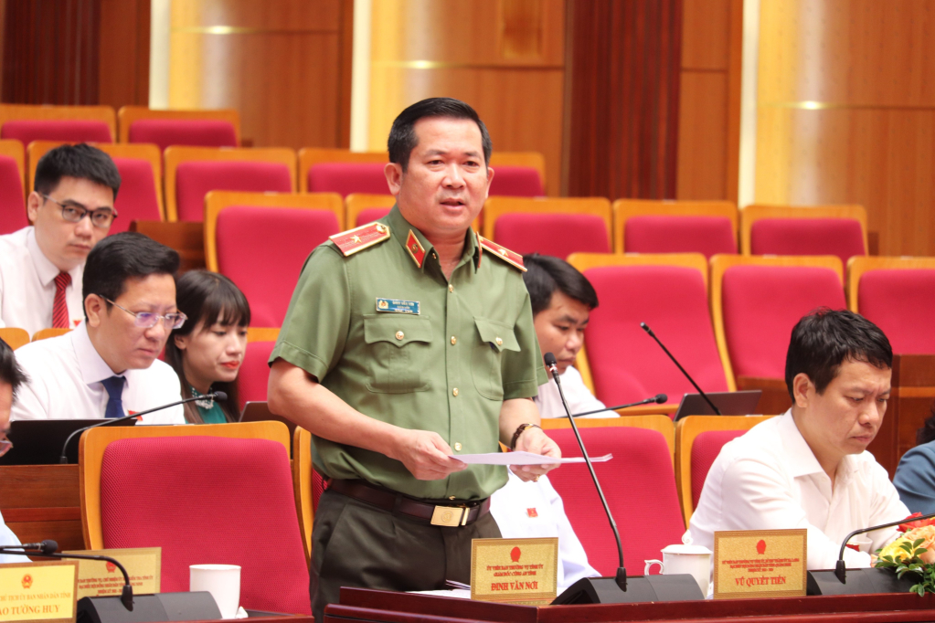 Thiếu tướng Đinh Văn Nơi, Giám đốc Công an tỉnh, trả lời làm rõ nội dung đại biểu HĐND tỉnh quan tâm tại phiên chất vấn.