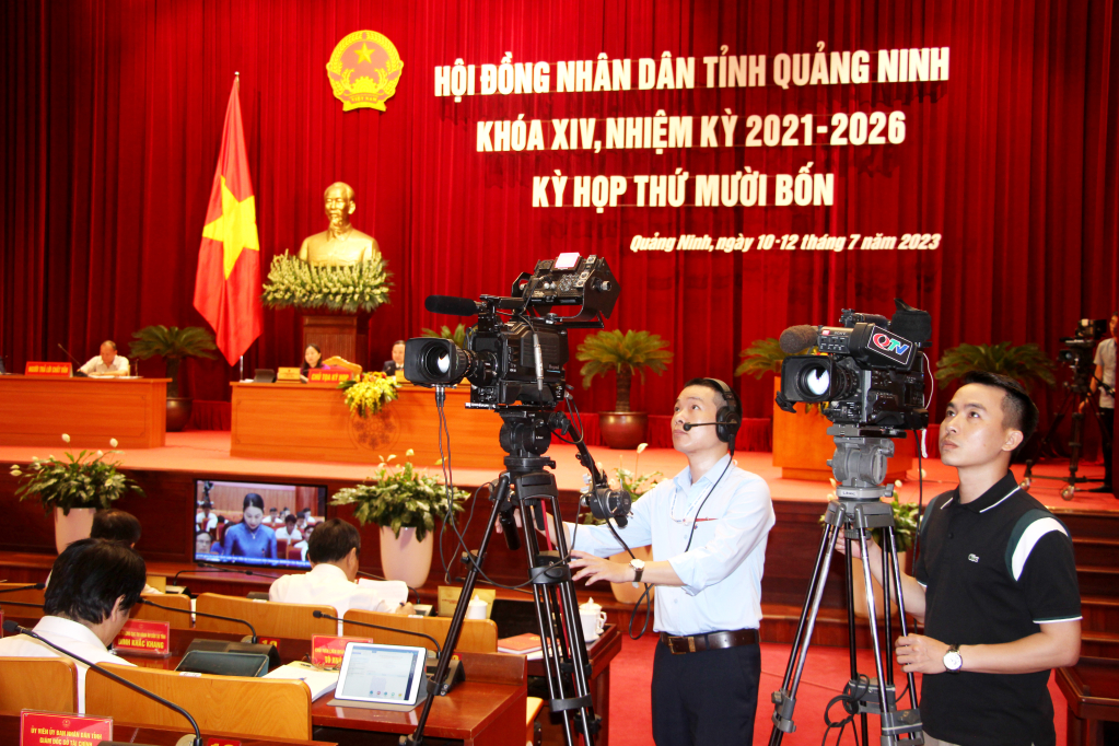 Phiên chất vấn, trả lời chất vấn được phát thanh, truyền hình trực tiếp trên kênh sóng và Fanpage của Trung tâm Truyền thống tỉnh Quảng Ninh để cử tri, nhân dân theo dõi.