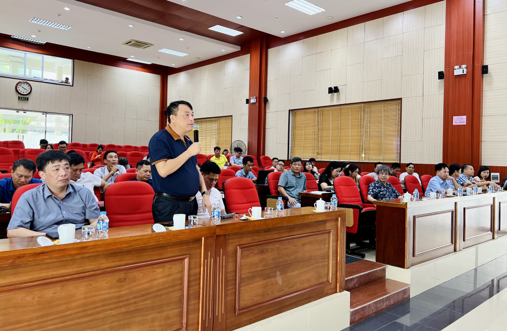 Đại diện các nhà báo nêu ý kiến tại hội nghị.