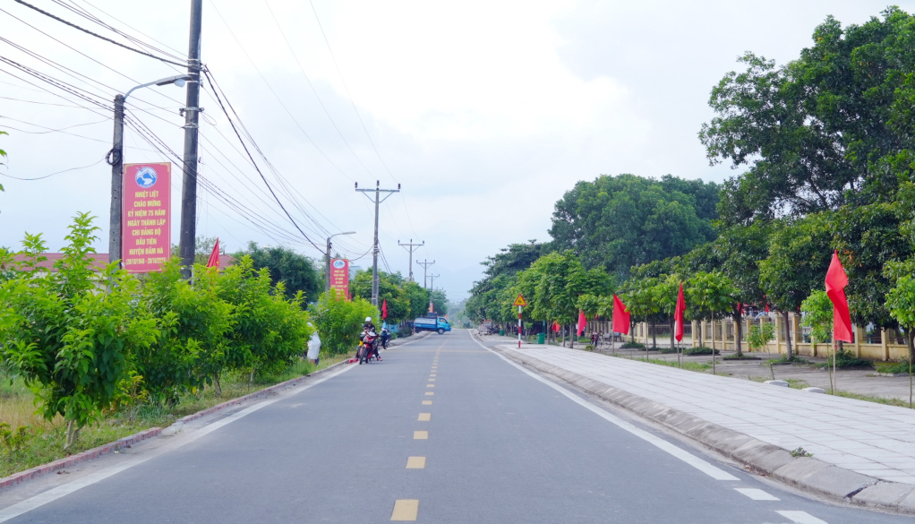 Một góc cảnh quan môi trường tuyến đường trục ở thôn Trại Dinh, xã Đầm Hà (huyện Đầm Hà)
