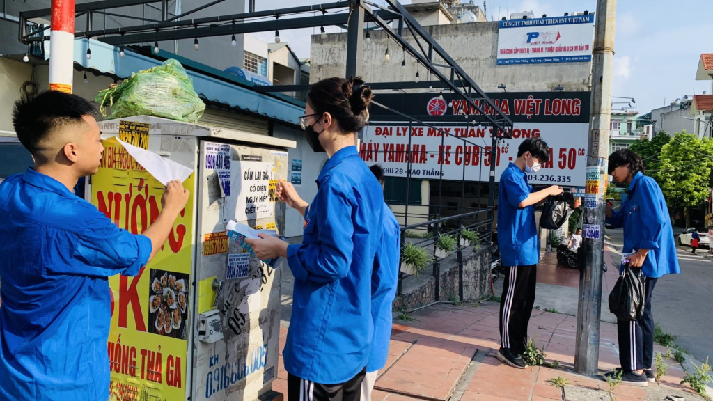 Lực lượng thanh niên phường Cao Thắng ra quân bóc quảng cáo rác. 