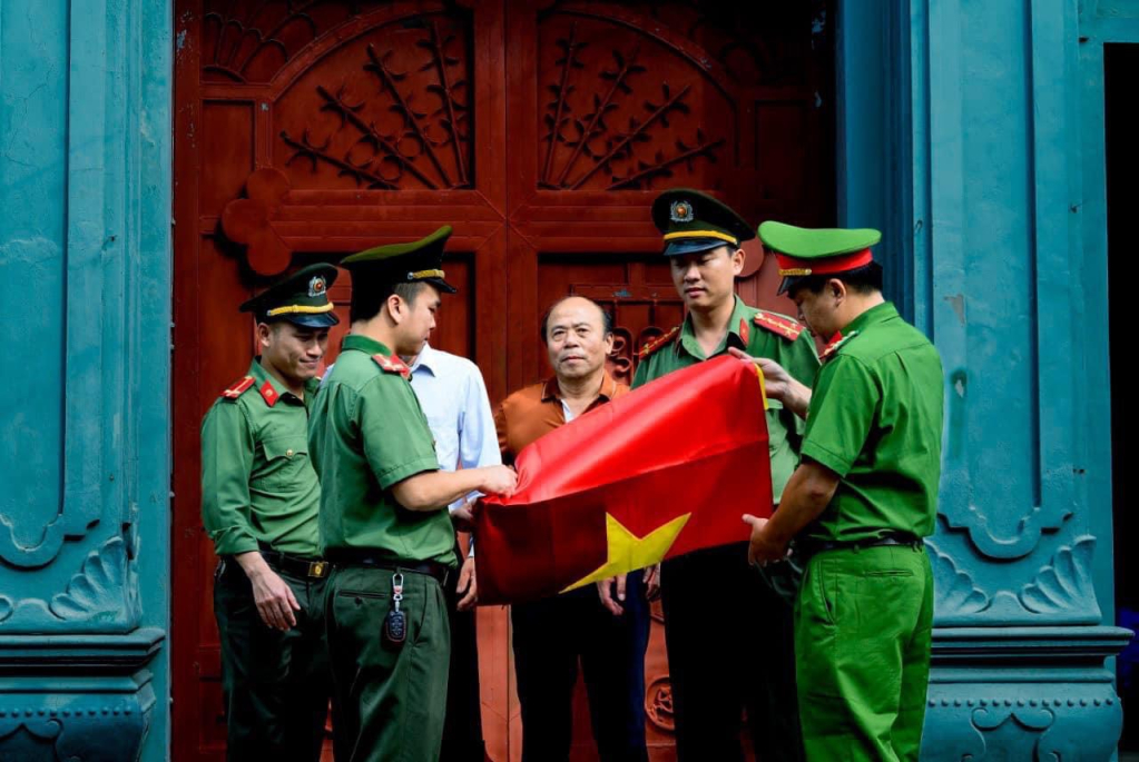 Đội An ninh – Công an huyện phối hợp Công an thị trấn Quảng Hà tuyên truyền, vận động Giáo họ Hà Cối treo cờ tổ quốc tại Nhà thờ Giáo họ Hà Cối.