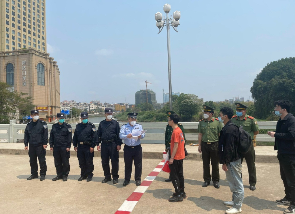 Đội An ninh – Công an huyện phối hợp Phòng Xuất nhập cảnh, lực lượng Biên phòng trao trả các trường hợp người Trung Quốc nhập cảnh trái phép về nước.
