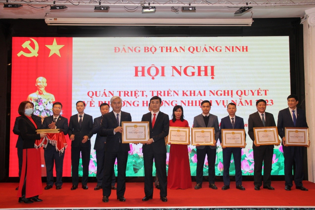 Đảng bộ Than Quảng Ninh tặng Giấy khen hoàn thành xuất sắc nhiệm vụ năm 2022 cho Đảng bộ Công ty công nghiệp Hóa chất mỏ Cẩm Phả