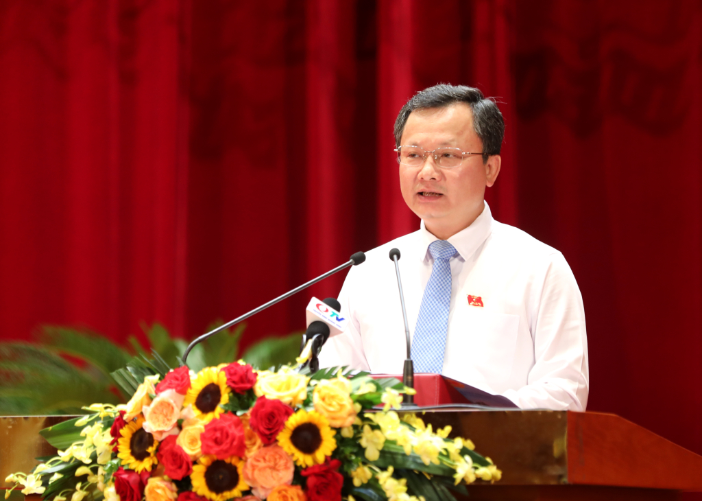 Đồng chí Cao Tường Huy, Quyền Chủ tịch UBND tỉnh, giải trình những vấn đề được đại biểu HĐND tỉnh quan tâm tại kỳ họp.