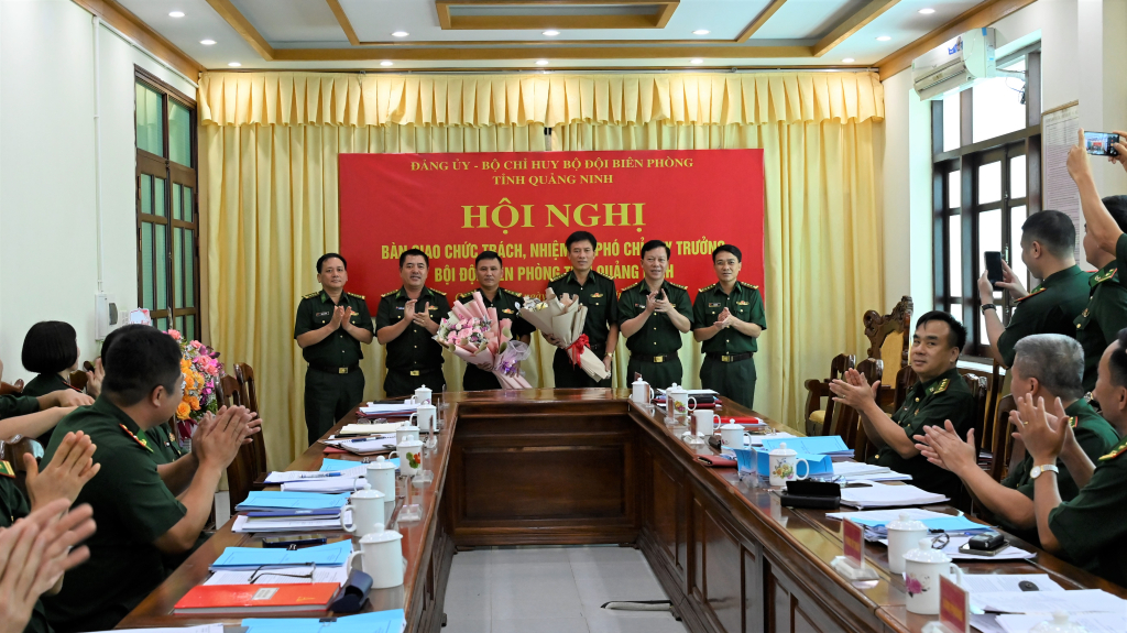 Lãnh đạo Bộ chỉ huy BĐBP tỉnh tặng hoa chúc mừng hai đồng chí