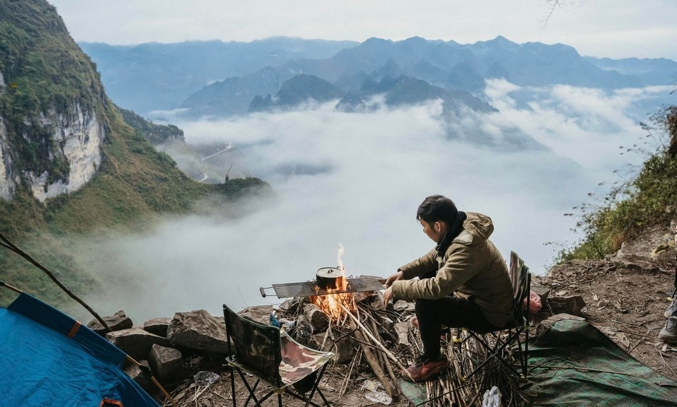 Vách đá trắng tại Hà Giang là điểm trekking, cắm trại được dân du lịch bụi ưa chuộng. Ảnh: Huỳnh Lit.
