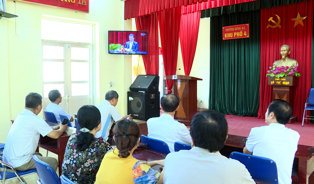 Cử tri khu phố 4, phường Hồng Hà, TP Hạ Long theo dõi Kỳ họp qua truyền hình trực tiếp trên sóng QTV.