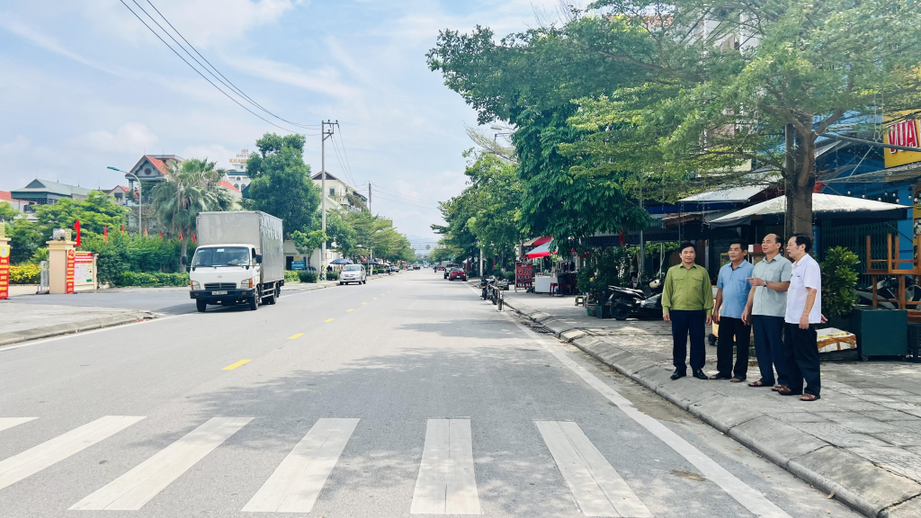 Lãnh đạo phường Đông Triều cũng lãnh đạo các khu phố khảo sát, trao đổi triển khai thực hiện tuyến phố đi bộ - phố Sư Tuệ sắp tới trên địa bàn phường.