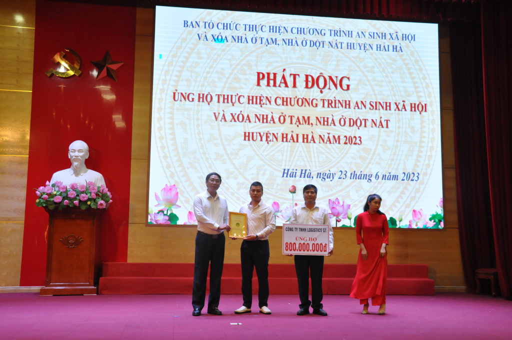 Các tổ chức, doanh nghiệp, nhà hảo tâm ủng hộ kinh phí tại lễ phát độngủng hộ thực hiện chương trình an sinh xã hội và xóa nhà tạm, nhà dột nát huyện Hải Hà năm 2023 (tháng 6/2023). Ảnh: Hữu Việt
