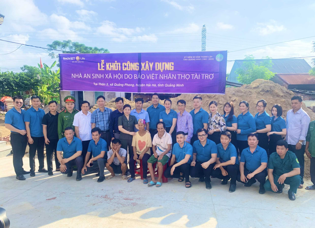 Các đồng chí lãnh đạo huyện, lãnh đạo xã Quảng Phong, Công ty Bảo việt nhân thọ Móng Cái và gia đình ông Lỷ Văn Sơn chụp ảnh lưu niệm tại lễ khởi công xây mới nhà cho gia đình. Ảnh: Thái Hà (Trung tâm TT&VH huyện Hải Hà).