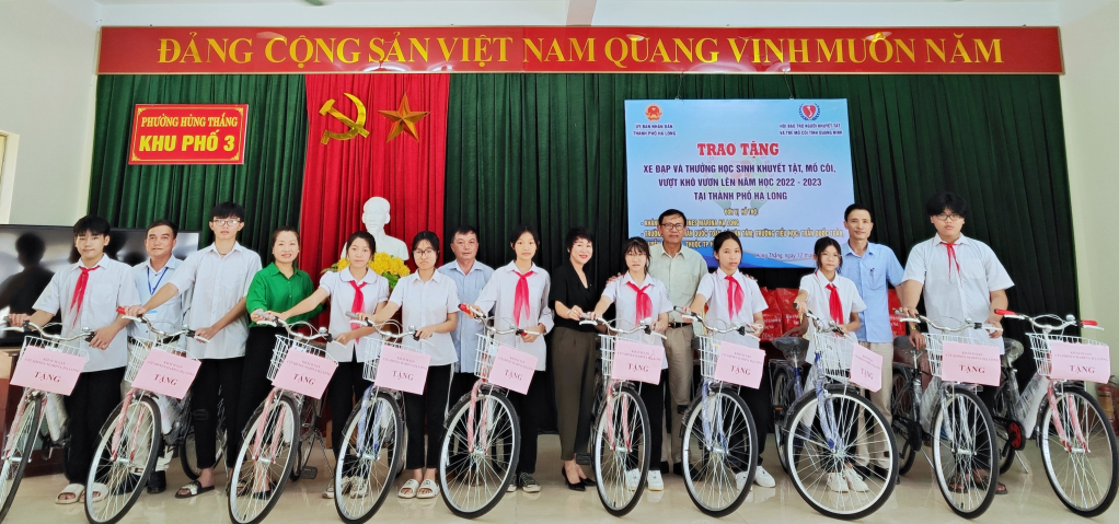 Lãnh đạo Hội Bảo trợ NKT-TMC cùng chính quyền địa phương và nhà tài trợ trao tặng xe đạp cho học sinh khuyết tật, mồ côi trên địa bàn phường Hùng Thắng (TP Hạ Long).