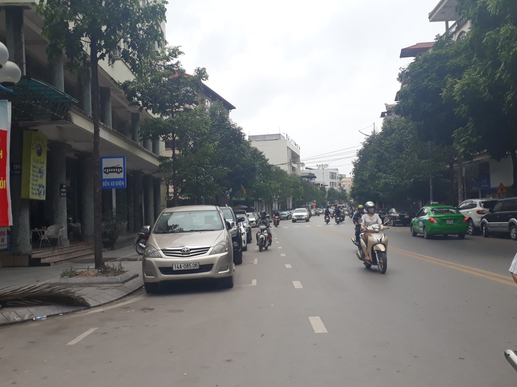 Tại một tuyến phố chính của TP Hạ Long, đoạn quan phường Hồng Gai, các phương tiện giao thông đã đậu đỗ theo quy định. Ảnh đơn vị cung cấp. 
