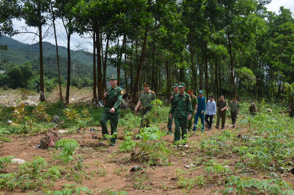 Cán bộ Đồn BP Quảng Đức chủ trì phối hợp với các lực lượng chức năng trên địa bàn tuần tra, kiểm soát biên giới.