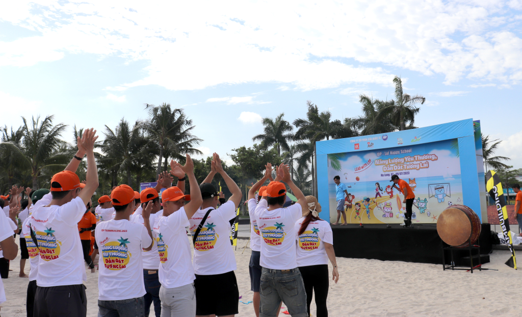 Đoàn MICE tổ chức team building trên bãi biển Hạ Long. 