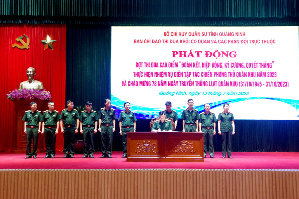 Đại tá Nguyễn Đình Khiêm, Phó Chính ủy Bộ CHQS tỉnh ký chứng kiến các đơn vị giao ước thi đua