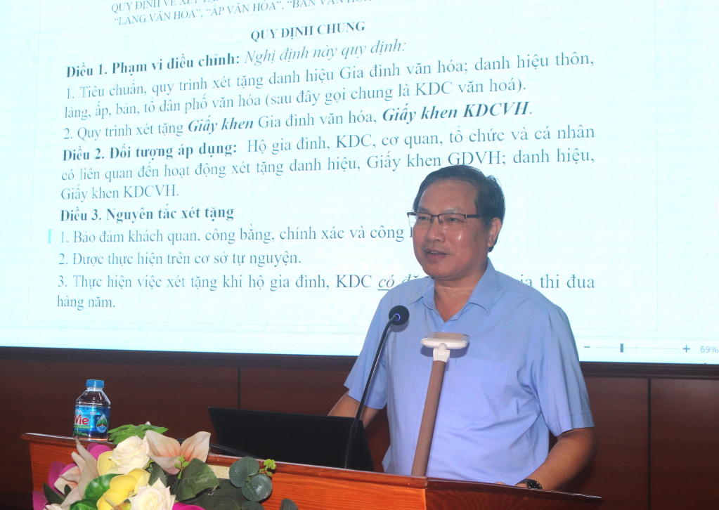 Đồng chí Trần Tiến Dũng - Nguyên Phó Giám đốc Sở Văn hóa và thể thao tỉnh Quảng Ninh truyền đạt các nội dung tại hội nghị 