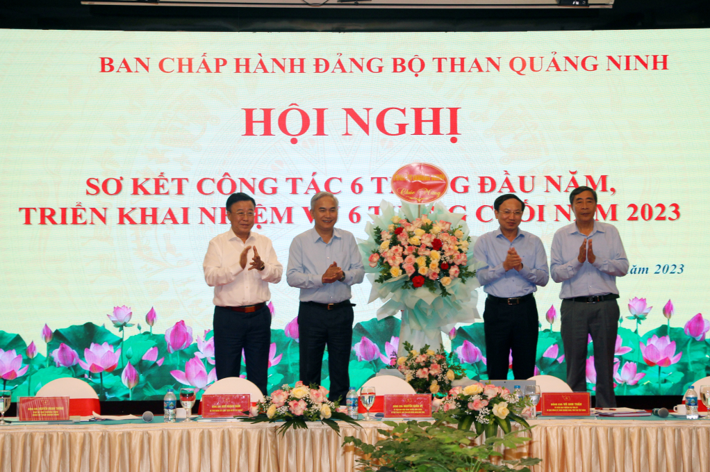Đồng chí Nguyễn Xuân Ký, Ủy viên Ban Chấp hành Trung ương Đảng, Bí thư Tỉnh ủy, Chủ tịch HĐND tỉnh, tặng hoa chúc mừng Kỷ niệm 27 năm Ngày thành lập Đảng bộ Than Quảng Ninh (13/7/1996-13/7/2023).