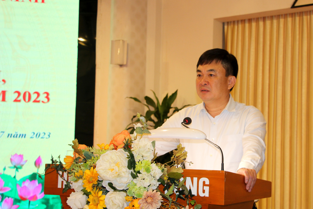 Đồng chí Ngô Hoàng Ngân, Chủ tịch Hội đồng thành viên Tập đoàn Công nghiệp Than - Khoáng sản Việt Nam, Trưởng đoàn ĐBQH tỉnh Quảng Ninh, phát biểu tại hội nghị.