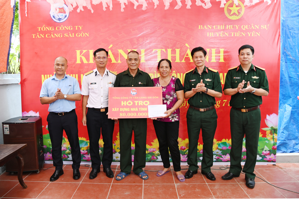 Đại diện Ban CHQS huyện Tiên Yên, Tổng Công ty Tân cảng Sài Gòn trao số tiền 80 triệu đồng hỗ trợ gia đình ông Chu Mạnh Dũng.
