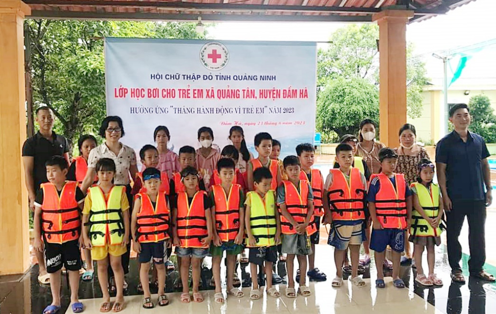 Hội Chữ thập đỏ tỉnh tổ chức lớp dạy bơi miễn phí cho học sinh khó khăn tại xã Quảng Tân (huyện Đầm Hà) tháng 6/2021.