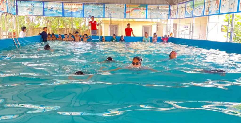 Học sinh có hoàn cảnh khó khăn trên địa bàn huyện Vân Đồn tham gia lớp học bơi miễn phí do Hội CTĐ tỉnh tổ chức cuối tháng 6/2023.