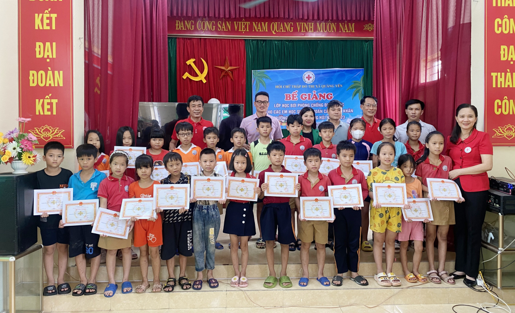 Lãnh đạo Hội CTĐ tỉnh, Hội CTĐ TX Quảng Yên, cùng chính quyền địa phương trao giấy chứng nhận hoàn thành lớp học bơi cho học sinh có hoàn cảnh khó khăn tại phường Phong Hải (TX Quảng Yên).
