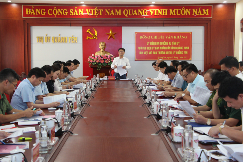Đồng chí Bùi Văn Khắng – Ủy viên BTV Tỉnh ủy, Phó Chủ tịch UBND Tỉnh phát biểu kết luận tại buổi làm việc.