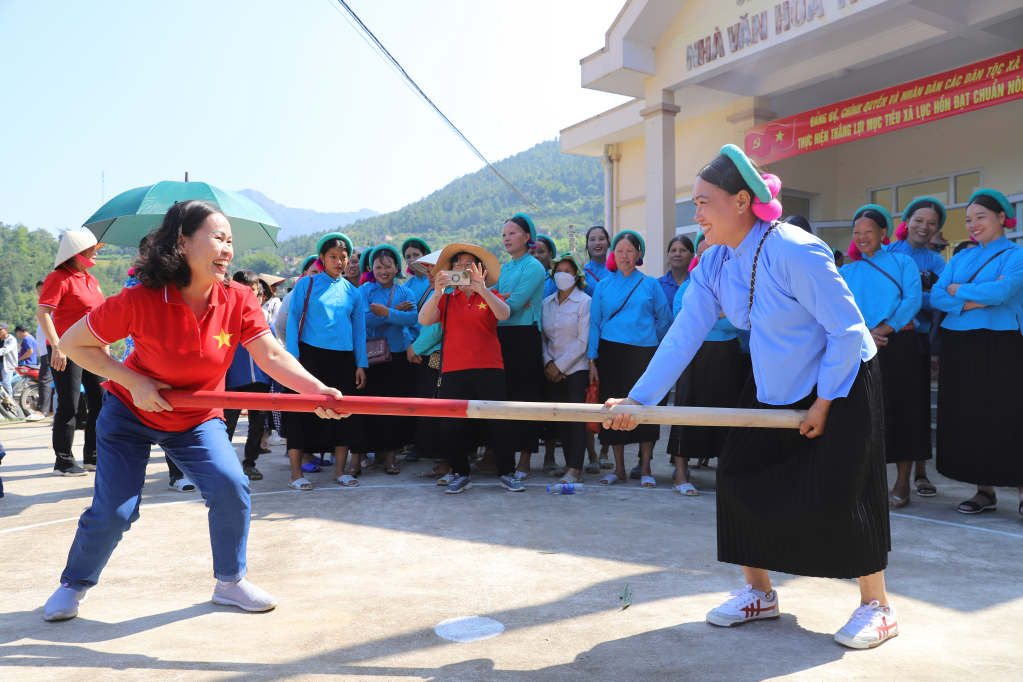 Du khách trải nghiệm đẩy gậy cùng đồng bào Sán Chỉ (huyện Bình Liêu).