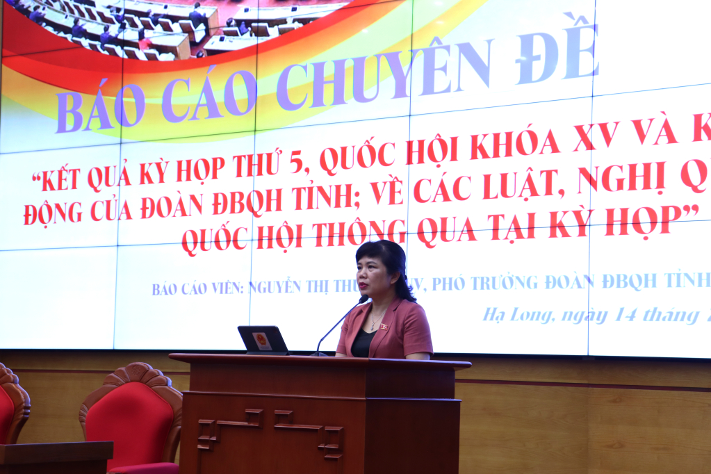 Đồng chí Nguyễn Thị Thu Hà, Phó trưởng đoàn Đại biểu Quốc hội tỉnh thông tin về kết quả kỳ họp thứ 5, Quốc hội khóa XV.