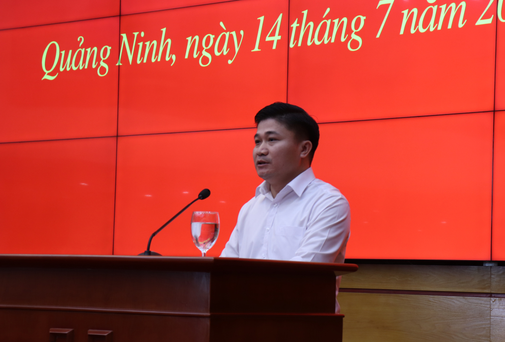 Đồng chí Lý Văn Thành, Phó trưởng Ban Dân tộc thông tin về triển khai thực hiện Chương trình mục tiêu quốc gia phát triển kinh tế - xã hội vùng đồng bào dân tộc thiểu số và miền núi gắn với thực hiện Nghị quyết số 06-NQ/TU.