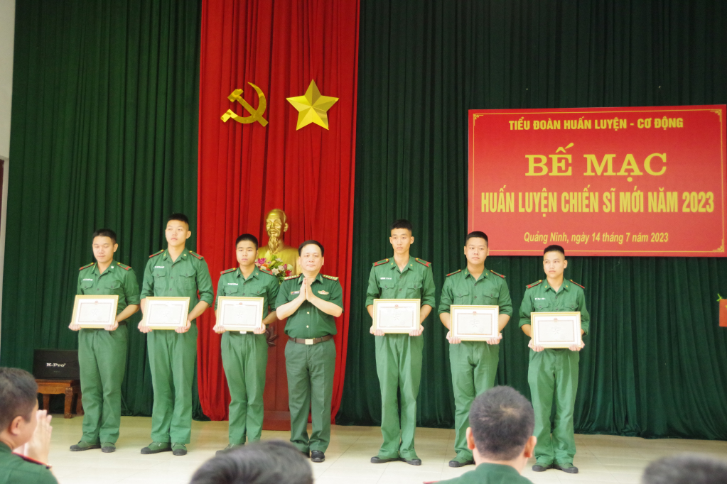 Đại tá Trần Văn Thanh, Phó Chỉ huy trưởng, Tham mưu trưởng Bộ Chỉ huy BĐBP tỉnh tặng giấy khen cho các cá nhân có thành tích xuất sắc.