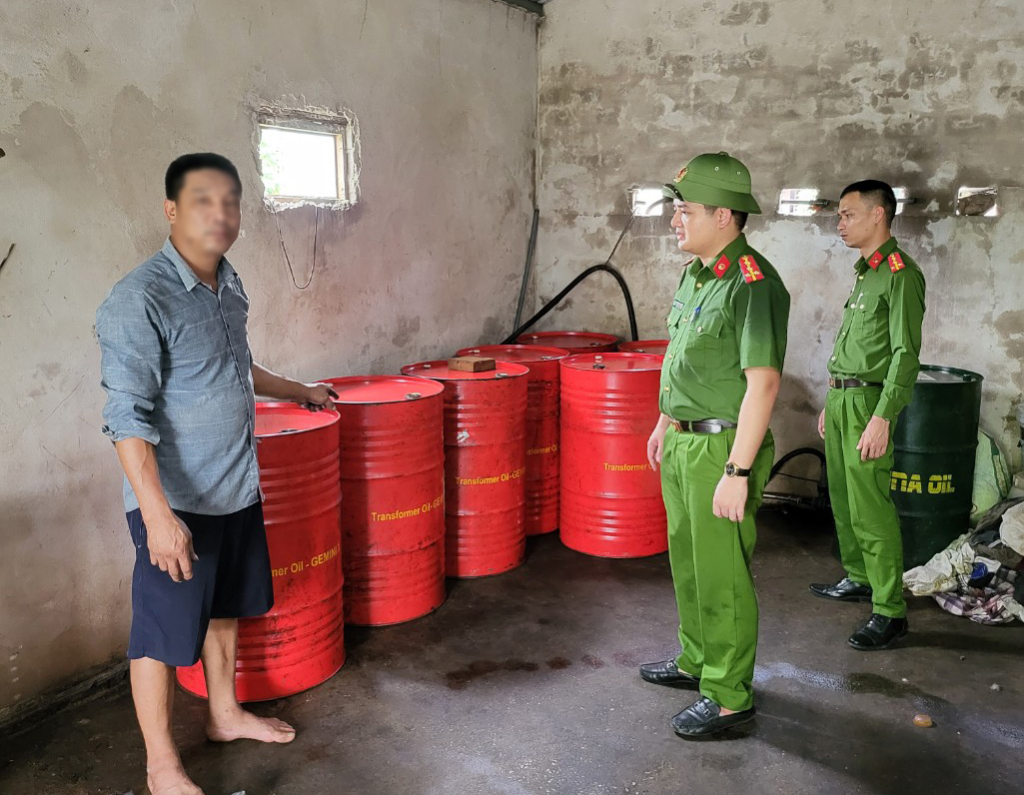 7 thùng phuy chứa khoảng 1.400 lít dầu diesel không rõ nguồn gốc, xuất xứ được Công an xã Đồng Rui phát hiện.